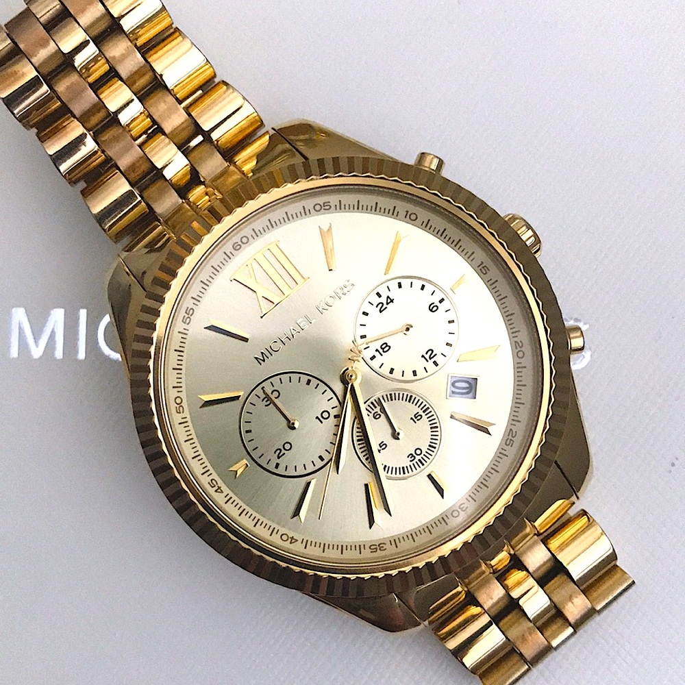 Like-new classic Michael Kors watch in gold.